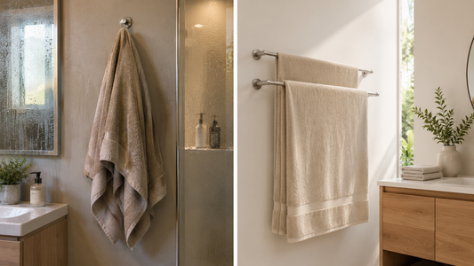 Comparaison entre une serviette humide suspendue sur un crochet et une serviette bien étendue sur un porte-serviettes 2 barres favorisant un séchage rapide dans une salle de bain.