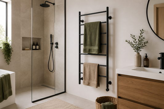 Salle de bain moderne optimisée avec rangements muraux, porte-serviettes et accessoires gain de place pour organiser efficacement un petit espace.